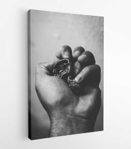 a-person-s-fist-with-walnuts-3623566-dikey-kisa-scaled-1